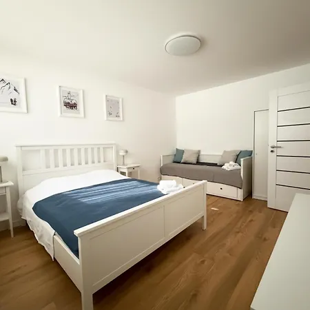 Brand New Family In Center With Garage & Mountain View 아파트