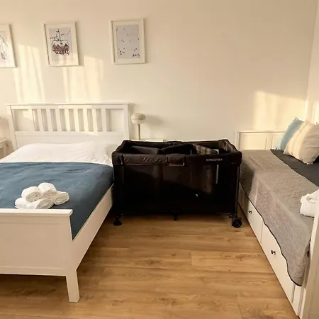 Brand New Family In Center With Garage & Mountain View 아파트 하라포프