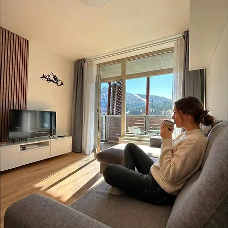 Brand New Family In Center With Garage & Mountain View 아파트